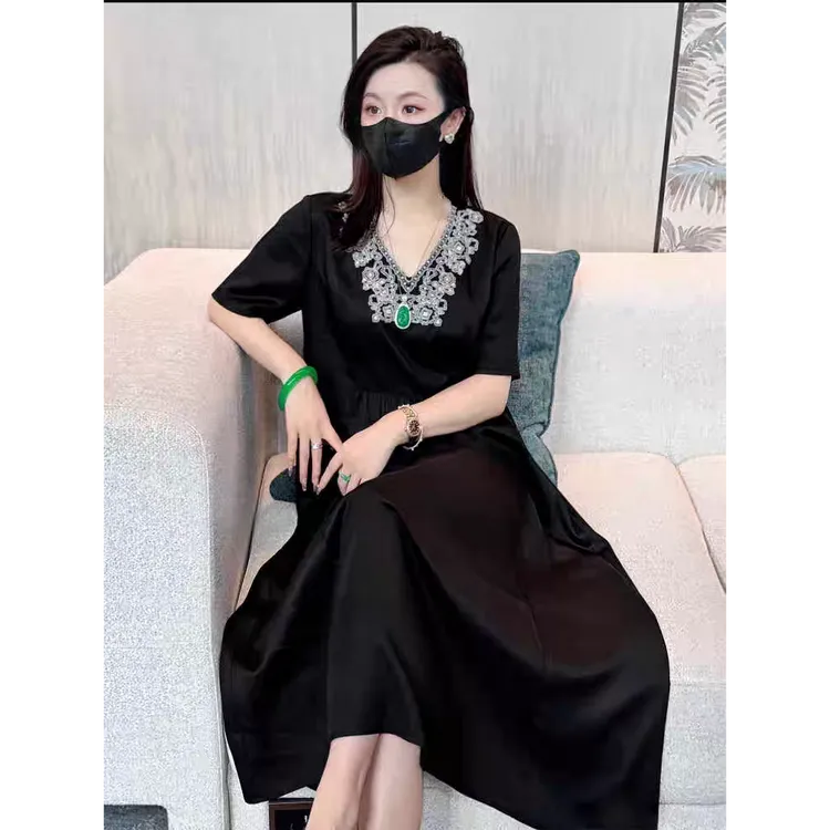 高级感气质V领刺绣黑色连衣裙女2025夏季新款宽松显瘦遮肚子长裙