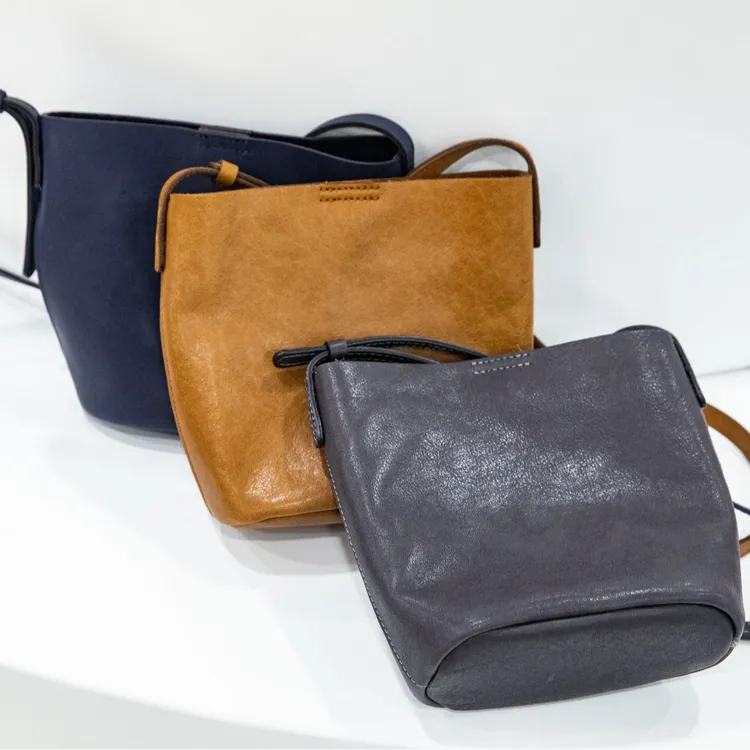 全粒面水染植鞣牛皮/斜背【小水桶】