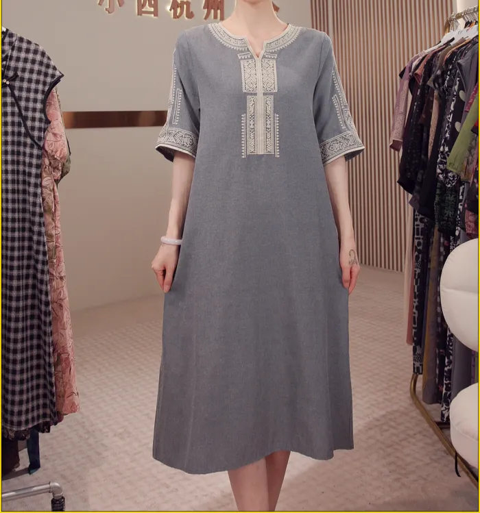 新中式刺绣V领连衣裙女2025夏季新款宽松显瘦休闲气质长裙子A360