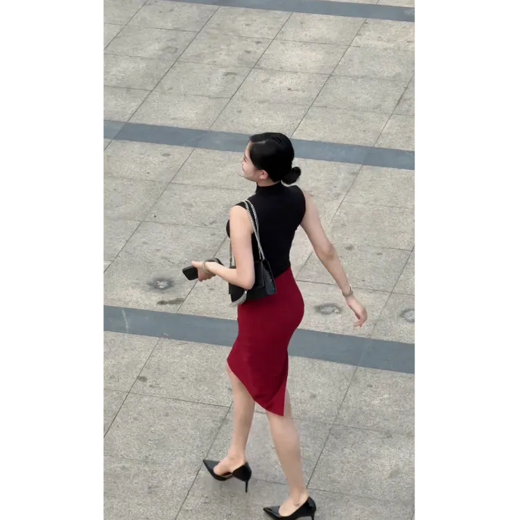 御姐职业通勤套装无袖显瘦半高领T恤上衣+迷人红色高腰包臀半身裙