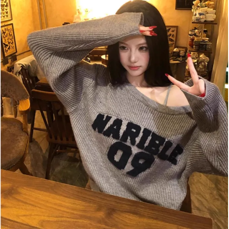 美式甜酷风字母斜肩毛衣女秋冬宽松纯欲休闲百搭复古针织衫上衣潮