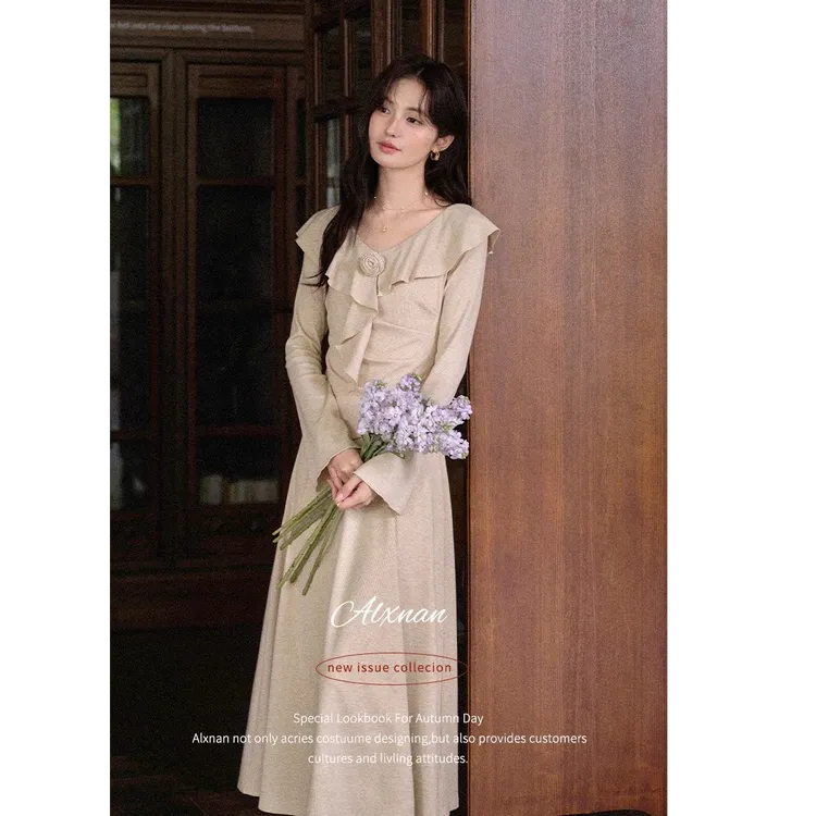 鹿向南「初秋兮痕」燕麦色法式长袖连衣裙秋季新款设计感长款裙子