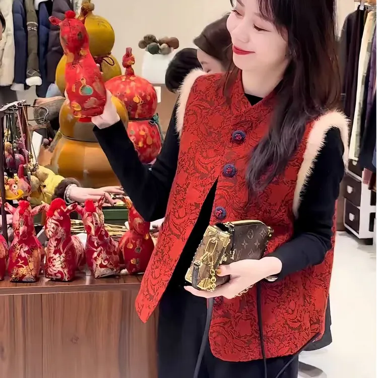 红色新中式国风马甲女外穿2025冬季新款夹棉保暖复古提花拜年服