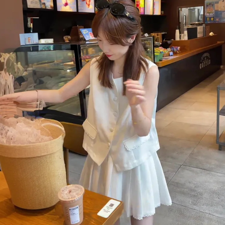 2025夏季小众设计感氛围感休闲短袖上衣女搭配简约白色短裙两件套