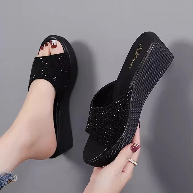 法式黑色露趾坡跟凉鞋女2025新款夏季厚底中跟平底休闲时尚凉拖女