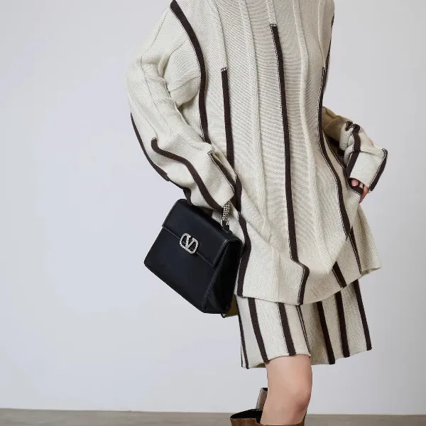 大码爆款休闲风米色竖条纹上衣秋季新款拼接设计感圆领针织衫女潮