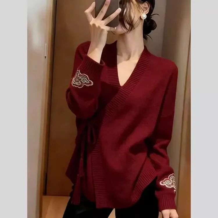 本命新年刺绣红色v领毛衣女秋冬季设计感时髦巨好看系带针织上衣