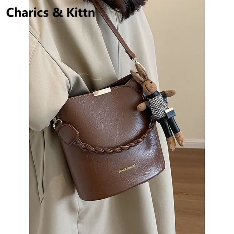 Charics&Kittn包包女2025新款秋冬斜挎包单肩通勤真皮手拎水桶包
