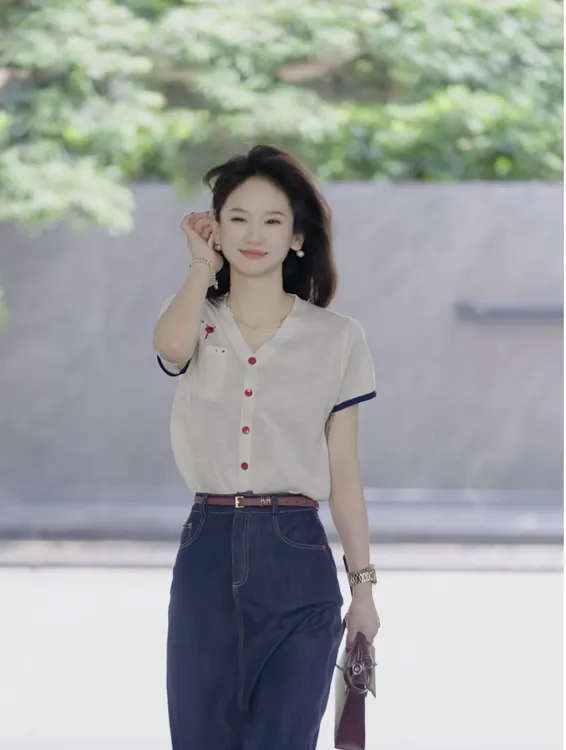 panii【招财猫】夏季新款法式冰丝肤感透气刺绣彩扣V领短袖针织上衣
