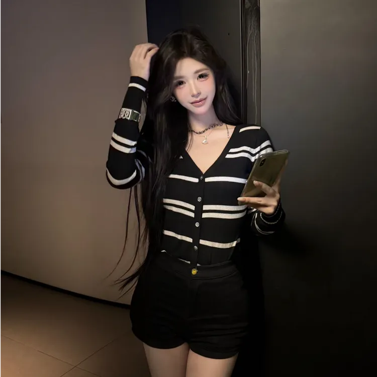 辣妹黑色条纹V领长袖针织开衫女秋季外穿高级感正肩短款修身上衣