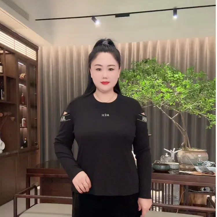 2025新款时尚洋气圆领镂空烫钻修身显瘦上衣