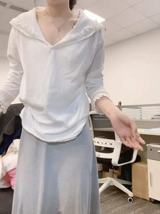 白色蕾丝拼接连帽T恤秋长袖宽松显瘦慵懒休闲上衣灰色半身裙套装