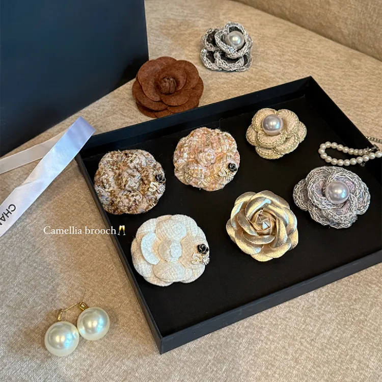 铜布艺胸针 小香风山茶花胸针女轻奢高级感胸花气质毛衣别针配饰