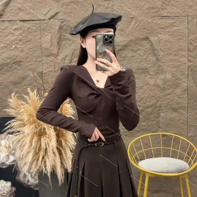 2025秋冬v领打底衫女高级感修身扭结设计感长袖t恤