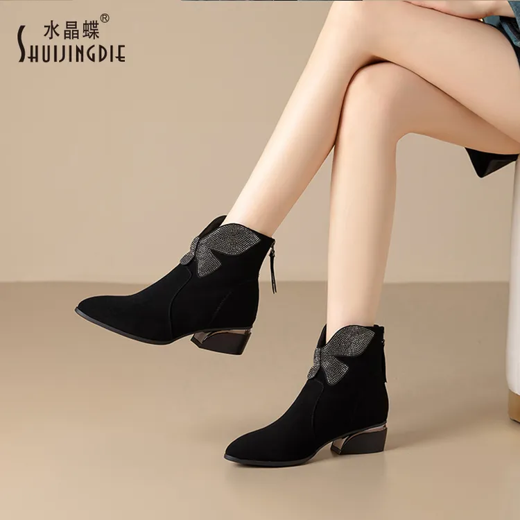 水晶蝶2025冬季新款女靴时尚优雅圆头中跟真皮鞋高跟短筒粗跟短靴