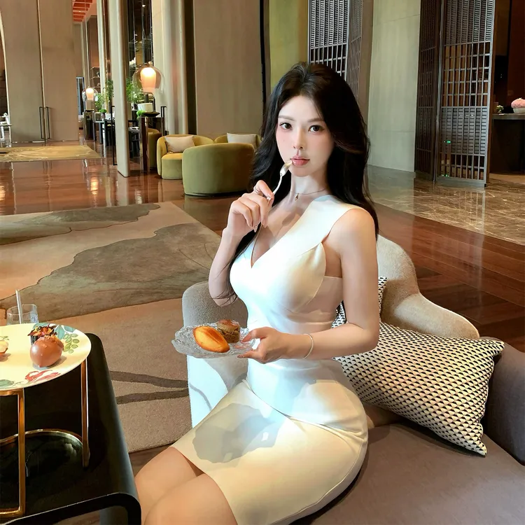 纯欲白色交叉绷带针织连衣裙女高级感V领紧身包臀短裙收腰一步裙