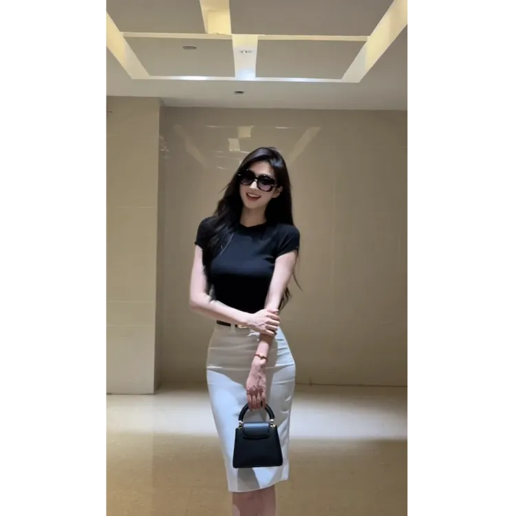 纯欲气质修身显瘦针织黑色短袖T恤女高级感显瘦包臀半身裙两件套