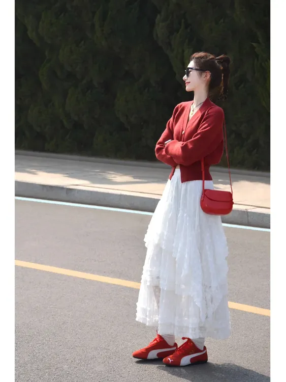 2025春季新款韩系穿搭慵懒风红色针织开衫搭配高腰半身裙两件套女