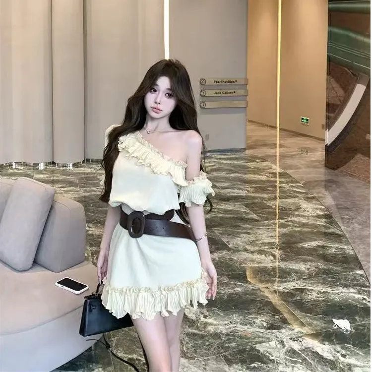 【杏雨梨云】法式设计感杏色斜肩连衣裙女2025夏季新款气质显瘦短裙