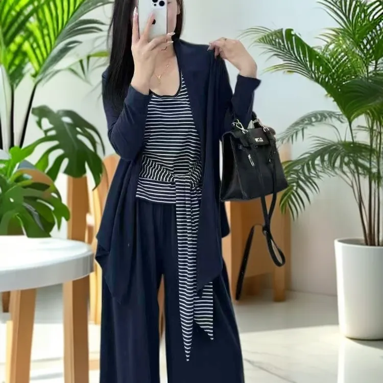 韩系慵懒风长袖开衫搭配条纹背心与休闲阔腿裤秋季套装