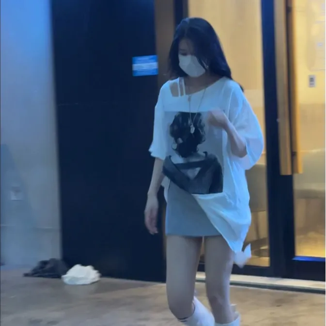 慵懒风印花女孩2025宽松挂肩薄款显瘦纯色休闲防晒v领上衣T恤