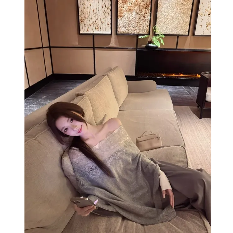2025新款设计感蕾丝花边一字肩披肩女显瘦长袖针织上衣休闲裤套装