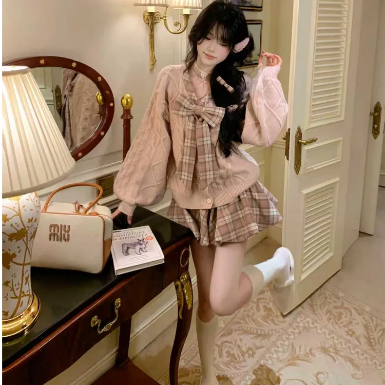 Blovelan枫糖物语 减龄蝴蝶结毛衣+格子压褶短裙