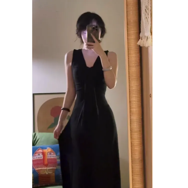 2026早秋新款黑色法式V领丝绒背心连衣裙女收腰气质露背气质长裙