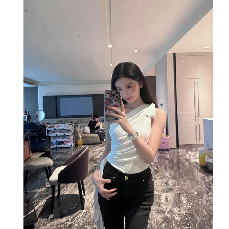 方圆同款纯欲性感别致飘带斜肩针织上衣女搭配高腰百搭休闲牛仔裤