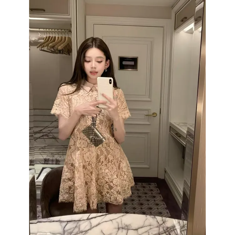 2025年春季新款女法式高级感精致气质显瘦翻领设计短款蕾丝连衣裙