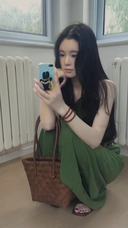 2025夏季宽松腰圆领吊带简约百搭复古连衣裙休闲法式时尚连衣裙