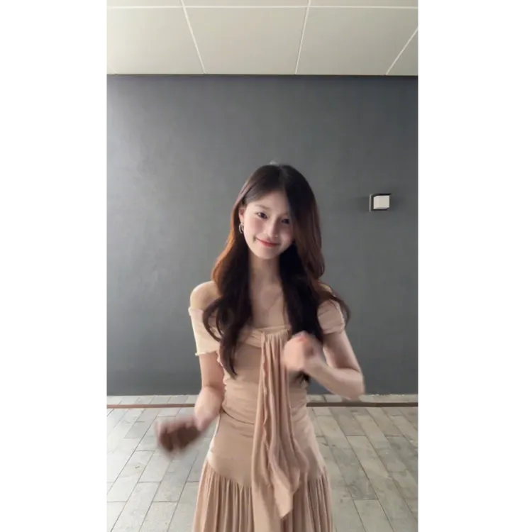 纯欲挂脖抹胸女2025新款显瘦高腰半身裙韩系温柔气质两件套装