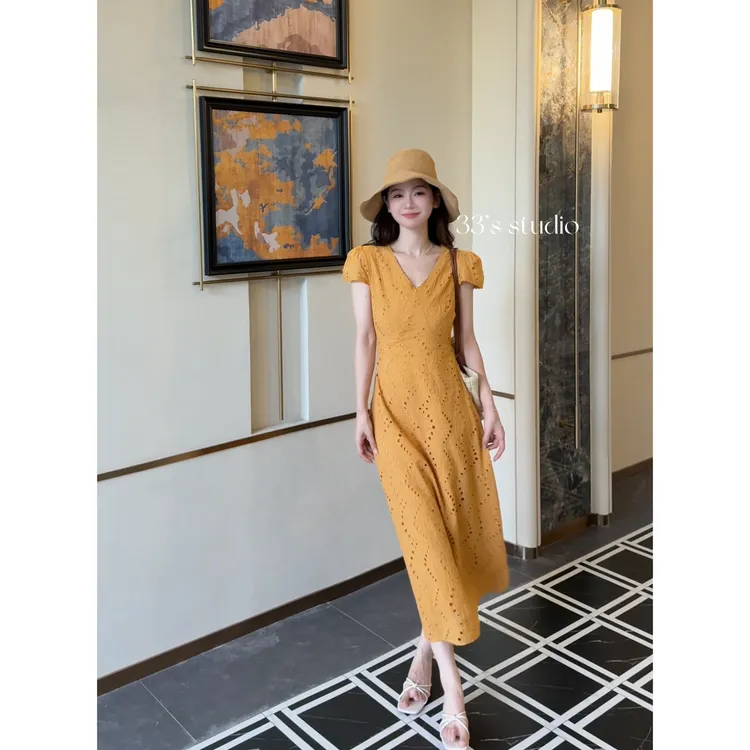 法式温柔风镂空V领短袖连衣裙女夏季新款高级感气质收腰长裙9001