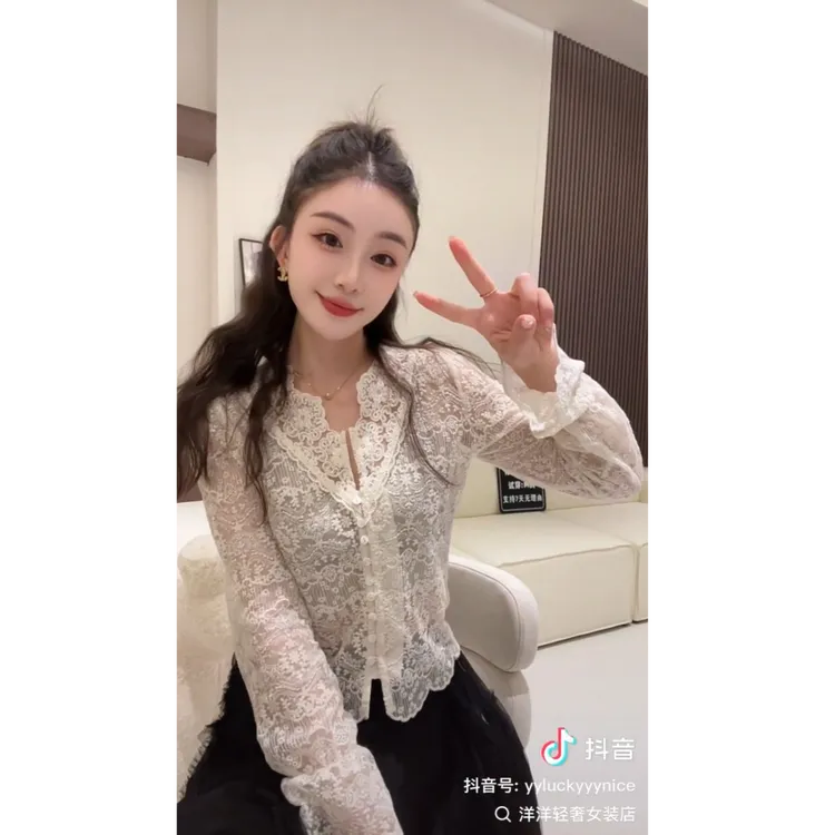 米色刺绣蕾丝开衫秋季新温柔风气质显瘦V领内搭打底上衣 YY70666