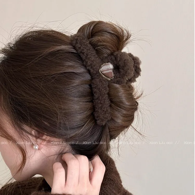 羊羔毛绒头发抓夹大号后脑勺鲨鱼夹高级感发夹女2025新款夹子发饰