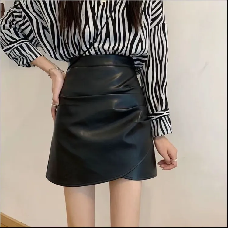 黑色皮裙2025秋冬新款大码胖mm高腰褶皱防走光包臀a字短裙