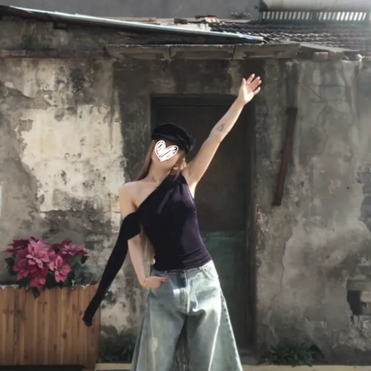 艺等2025年新款性感一字领斜肩无袖t恤时尚纯欲风修身显瘦女上衣