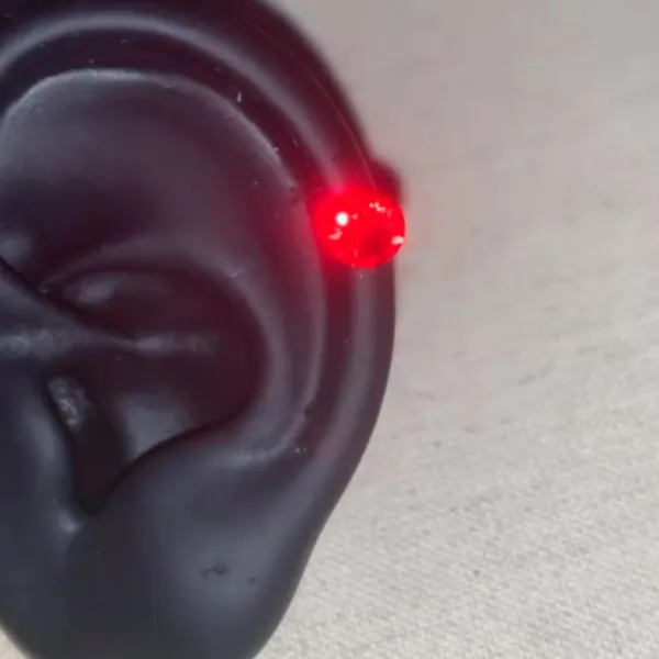 钛钢耳饰 钛钢施华洛耳钉养耳洞爆闪钛合金耳骨钉红色耳饰耳蜗钉