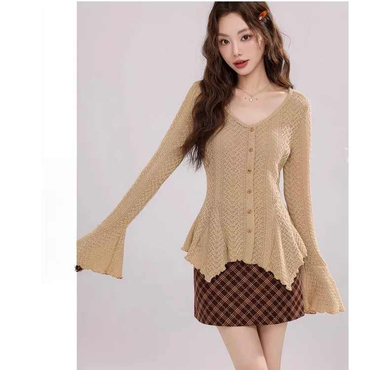 2025早秋新款法式v领喇叭袖纯欲风镂空针织衫独特超好看别致上衣