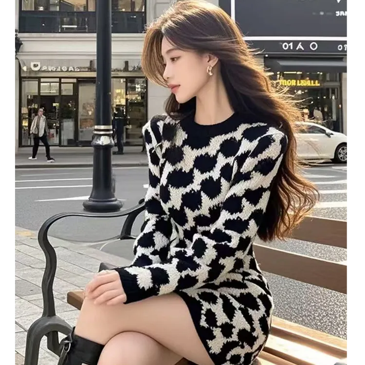 黑色圆领长袖花针织连衣裙女秋季法式气质名媛千金包臀短裙子