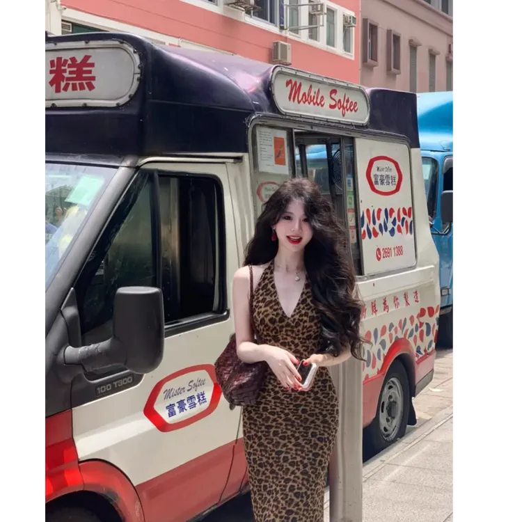 纯欲性感v领挂脖收腰印花立体斜裁连衣裙女2025夏季新款豹纹裙子
