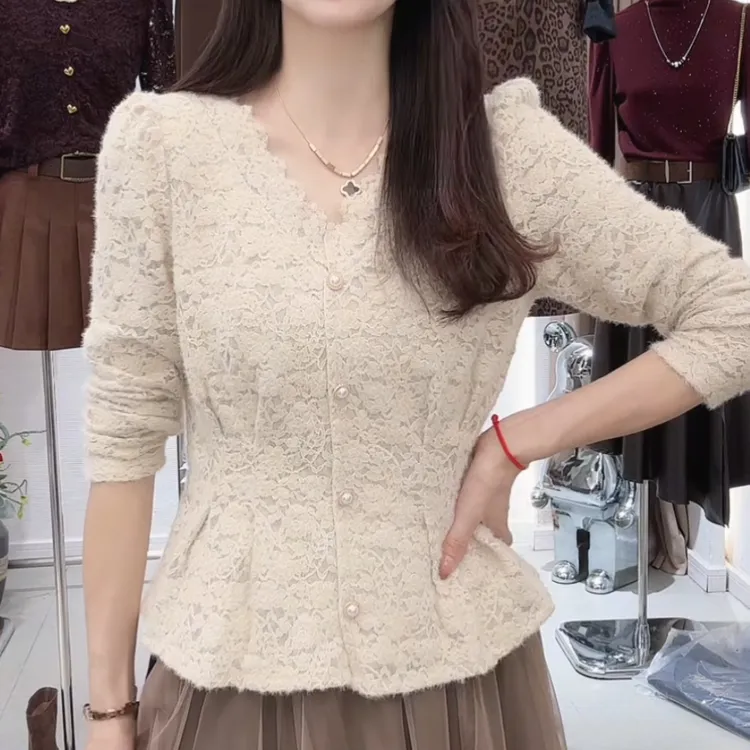 2025法式独特V领花边镂空蕾丝小衫新款女款秋季时尚洋气减龄长袖