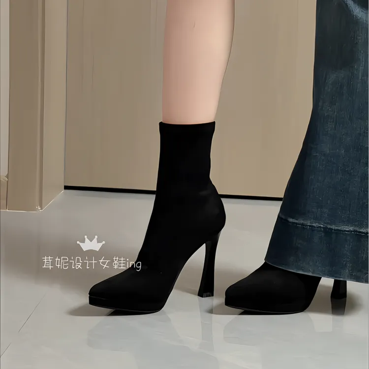 黑色弹力靴子女2025年秋冬新款防水台中筒细跟尖头显瘦高跟短靴女