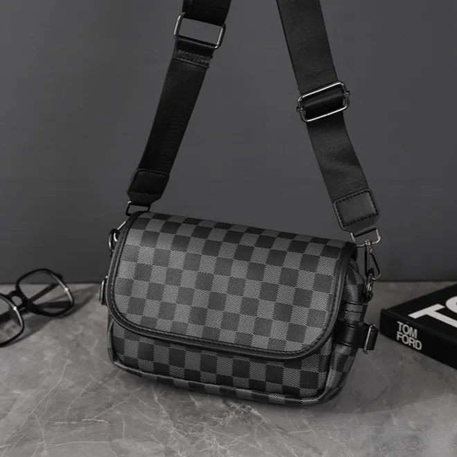 男士休闲通勤搭配时尚新品牛皮百搭格子肩包单肩潮流复古背包运动