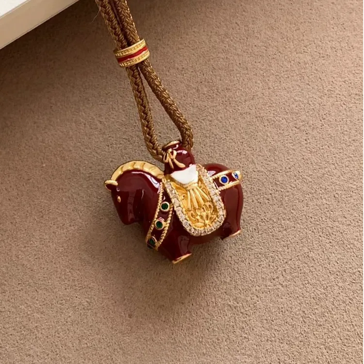 非金属棉绳项链 新中式红色小马吊坠项链轻奢高级感本命年毛衣链