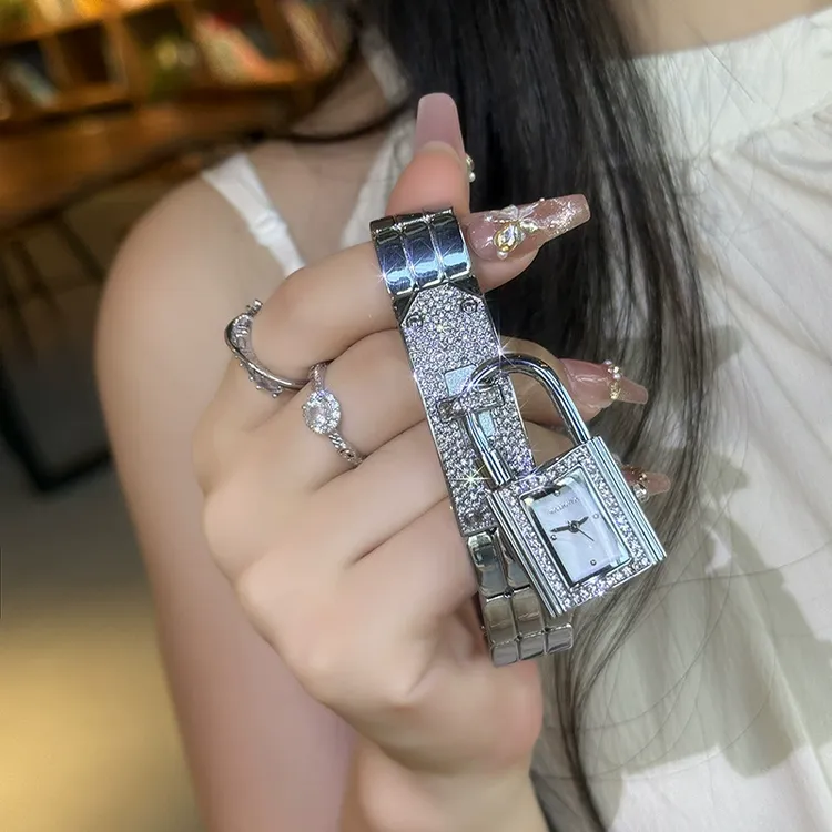 高级感锁头表盘手表女款时尚个性创意手镯表小巧轻奢设计方形腕表