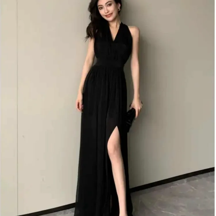 黑色高级感V领挂脖连衣裙女2025新款法式气质度假收腰开叉长裙子