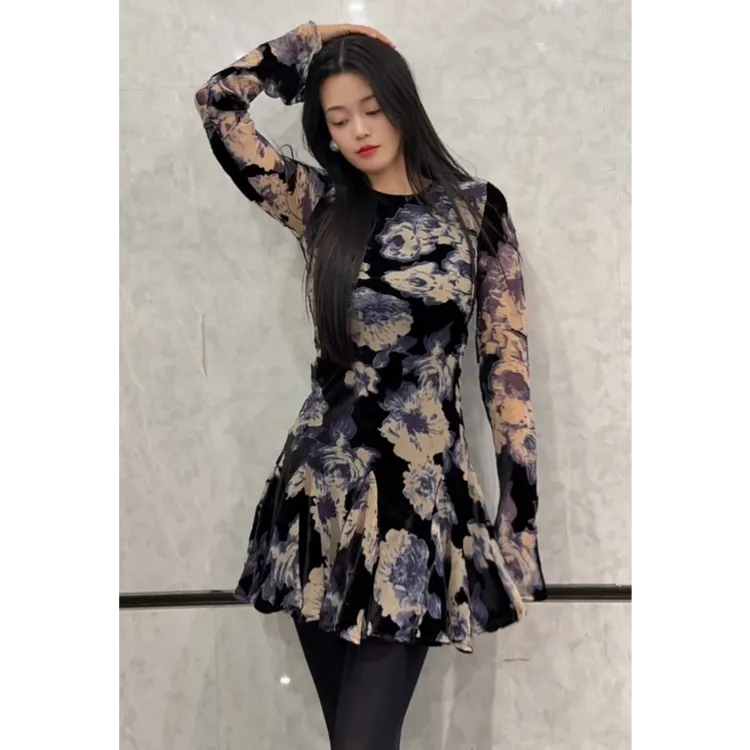 法式复古气质优雅暗夜之花秋冬款喇叭袖提花工艺短款连衣裙女