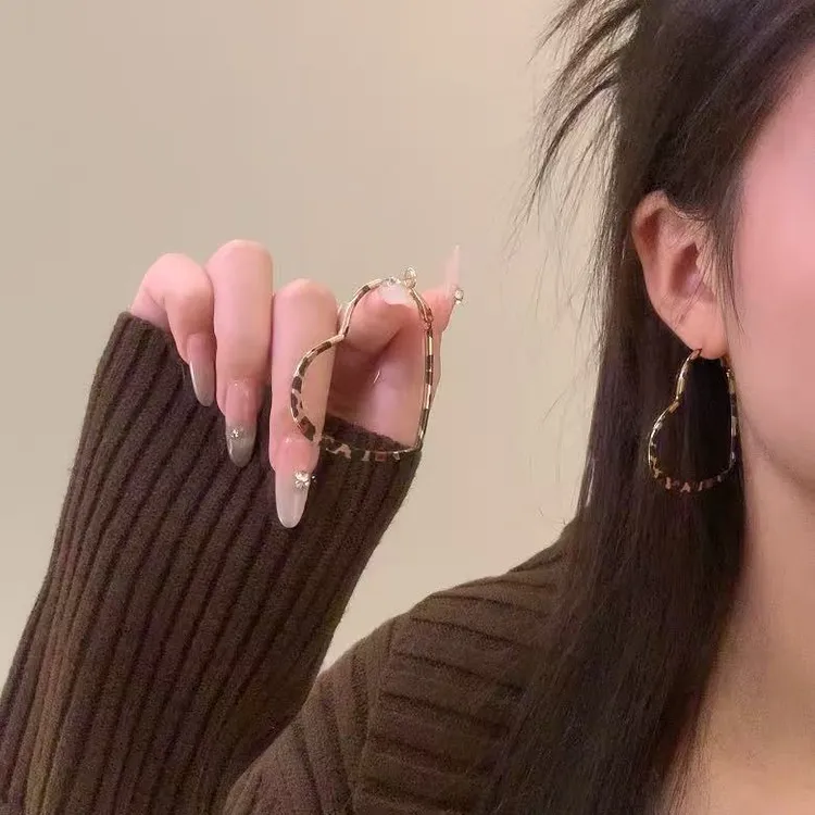 铜合金耳饰 秋冬韩系复古甜酷豹纹爱心耳环女气质高级感耳圈耳饰