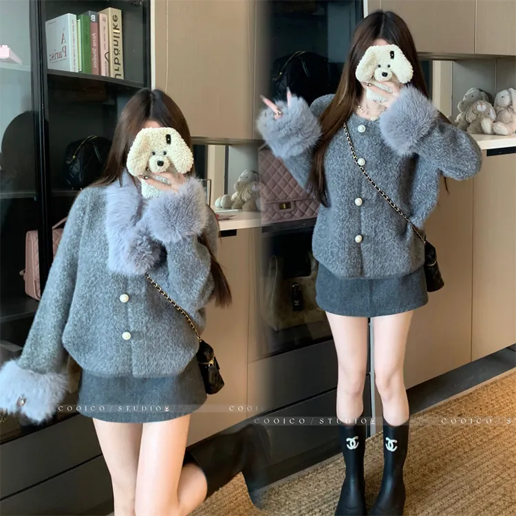 大码女装秋冬胖mm小香风设计感高级感开衫保暖配围脖短款外套